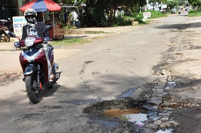 Ổ gà trên đường Chu Mạnh Trinh