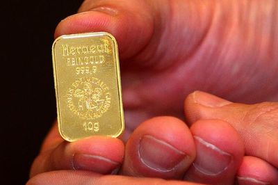 Giá vàng thế giới hồi nhẹ sau phiên giảm mạnh nhất 1 năm