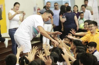 Tuột dốc nhanh, 'cựu trùm' AFF Cup mời Ronaldo 'kích cầu'