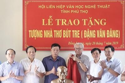 Trao tặng tượng nhà thơ Bút Tre cho nhà lưu niệm nhà thơ