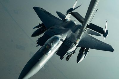 F-15 mang bom chùm tới vịnh Ba Tư trị 'chiến thuật bầy đàn' Iran