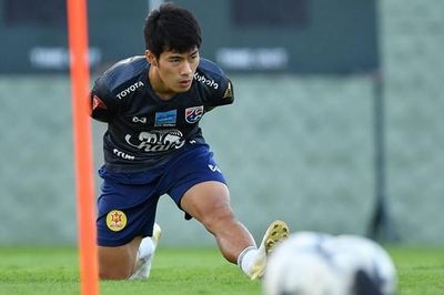 Tin tức Việt Nam vs Thái Lan ngày 29/8: Quang Hải về nước vào 4h00 sáng, đồng đội Muangthong mong Văn Lâm chơi dở