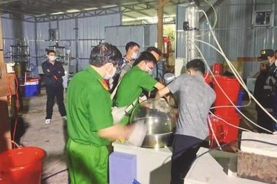 Thu giữ 13 tấn tiền chất trong xưởng sản xuất ma túy cực lớn tại Kon Tum