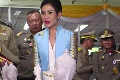 Hoàng quý phi Thái Lan lẻ loi đi sự kiện một mình, gây bất ngờ với phong cách hoàn toàn trái ngược với Hoàng hậu
