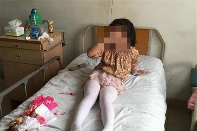 Con gái 6 tuổi bị chảy máu vùng kín, nghĩ con bị xâm hại nhưng khi nghe bác sĩ nói nguyên nhân thì hối hận không kịp