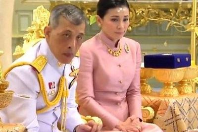 Quốc vương Thái Lan phế truất Hoàng quý phi: 4 vợ và chuyện chú chó được yêu chiều đặc biệt