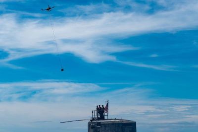 Mỹ lần đầu sử dụng UAV tiếp tế cho tàu ngầm