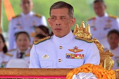 Vì sao Vua Thái Lan cách chức cận vệ phòng ngủ?