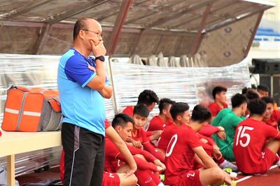 HLV Park ngóng ra sân ở buổi tập đầu của U22 Việt Nam