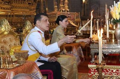 Vắng bóng Hoàng quý phi, Hoàng hậu xuất hiện rạng rỡ, vui vẻ bên nhà vua nhưng gây thắc mắc với tư thế ngồi kỳ lạ