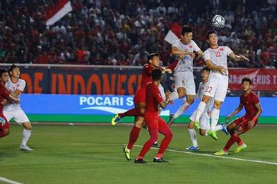 U22 Việt Nam - U22 Indonesia: Hùng Dũng kiến tạo, Văn Hậu đánh đầu mở tỉ số
