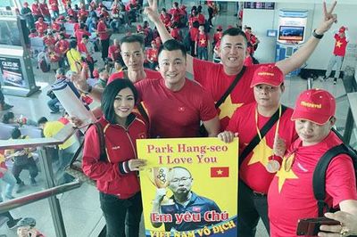 Phương Thanh, Lý Hùng và hàng trăm CĐV nhuộm đỏ sân bay, sang Philippines cổ vũ U22 Việt Nam thi chung kết SEA Games 30
