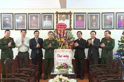 Bộ Tư lệnh Quân khu 3 thăm, chúc mừng Tòa Giám mục Phát Diệm