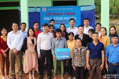 Trao nhà tình nghĩa cho hộ nghèo ở xã Tào Sơn, huyện Anh Sơn