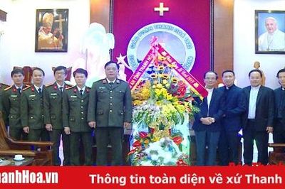 Giám đốc Công an tỉnh chúc mừng Tòa giám mục Thanh Hóa