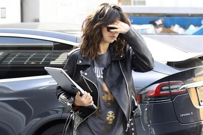 Selena Gomez mặc áo in hình Snoop Dogg, lộ vẻ mệt mỏi khi xuống phố