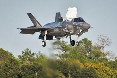 Máy bay chiến đấu F-35B trình diễn 'đứng yên trên không' ở Singapore Airshow