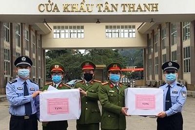 Công an Lạng Sơn tặng khẩu trang cho Công an Quảng Tây, Trung Quốc
