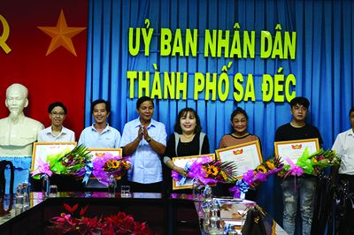 Tặng Bằng khen cho 6 cơ sở sản xuất bánh mì thanh long trên địa bàn TP.Sa Đéc