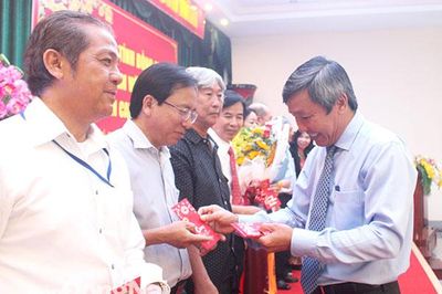 Quan tâm, hỗ trợ văn nghệ sĩ