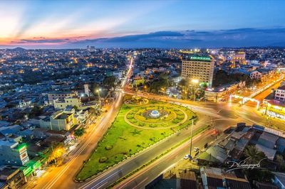 'Tình yêu làm đất lạ hóa quê hương'