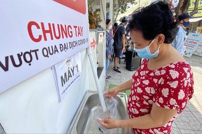 Tặng nhau 'hạt ngọc' lúc ngặt nghèo
