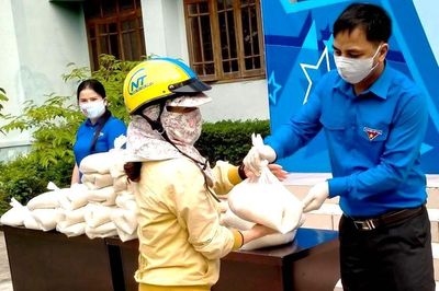 Tỉnh đoàn Kon Tum phát gạo miễn phí cho dân nghèo
