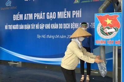 Hà Nội: Phát gạo cho người nghèo qua máy nhận diện khuôn mặt