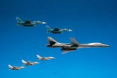 Mỹ bất ngờ điều 'pháo đài bay' B-1B Lancer đến Nhật Bản