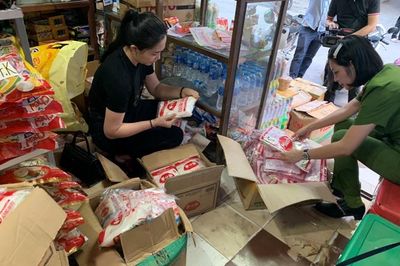 Tạm giữ 6 đối tượng sản xuất, buôn bán mì chính Ạinomoto và miwon giả