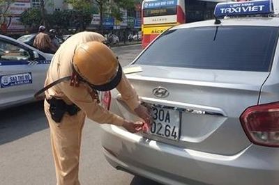 Xử lý tài xế taxi che biển số né phạt nguội