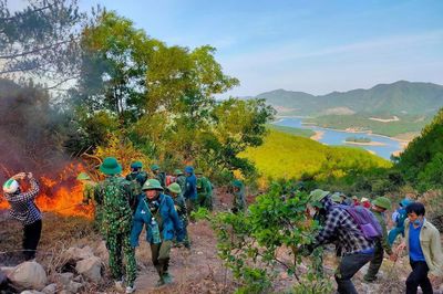 Trắng đêm cứu rừng ở 'chảo lửa' miền Trung