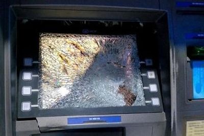 Đập nát màn hình ATM vì bị nuốt thẻ