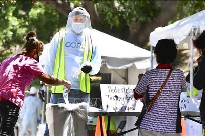 Ca mắc COVID-19 tăng mạnh, California ngừng kế hoạch mở cửa trở lại