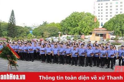 Đoàn đại biểu Viện Kiểm sát Nhân dân tỉnh Thanh Hóa báo công dâng Bác