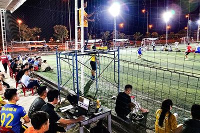 Thú vị nghề livestream bóng đá