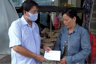 Thăm, tặng quà các hộ dân chịu ảnh hưởng sạt lở