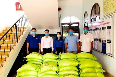 Trao gạo và quà cho người dân vùng bị bạch hầu
