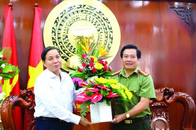 Ban Thường trực Ủy ban Mặt trận Tổ quốc Việt Nam tỉnh thăm, chúc mừng lực lượng Công an tỉnh