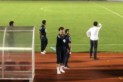 Trợ lý ngôn ngữ của HLV Chung Hae Seong bị phạt 10 triệu đồng vì chỉ tay vào Trưởng ban trọng tài VFF