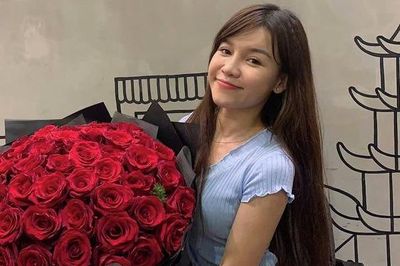 Văn Lâm tặng bó hoa cho người yêu