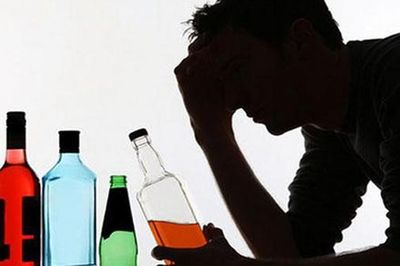Cảnh giác với nôn, nấc kéo dài ở người lạm dụng rượu