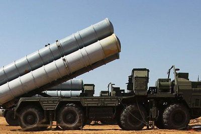 Iran mua S-400 từ Nga ngay khi 'xiềng xích' trừng phạt rũ bỏ?