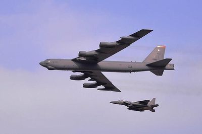 Nga điều 8 tiêm kích để chặn ba pháo đài bay B-52 của Mỹ