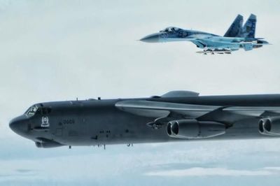 Su-27 Ukraine áp sát 'đẹp như phim', phi hành đoàn B-52 Mỹ hoảng hồn