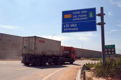 'Hung thần' tung hoành trên đường cấm để tránh trạm thu phí