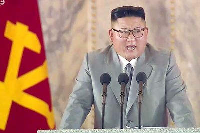 Những hành động hiếm thấy của ông Kim Jong Un tại lễ duyệt binh