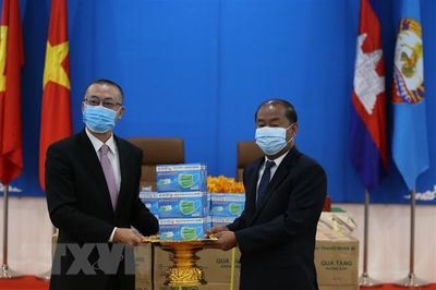 Ban Đối ngoại TW Đảng tặng Đảng Nhân dân Campuchia 30.000 khẩu trang
