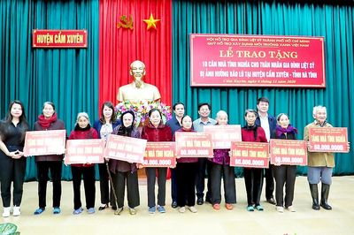 Tiếp tục hỗ trợ đồng bào vùng lũ miền Trung