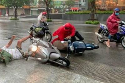 Khánh Hòa: Bão số 12 làm một tàu cá bị chìm và hàng chục ngôi nhà bị tốc mái
